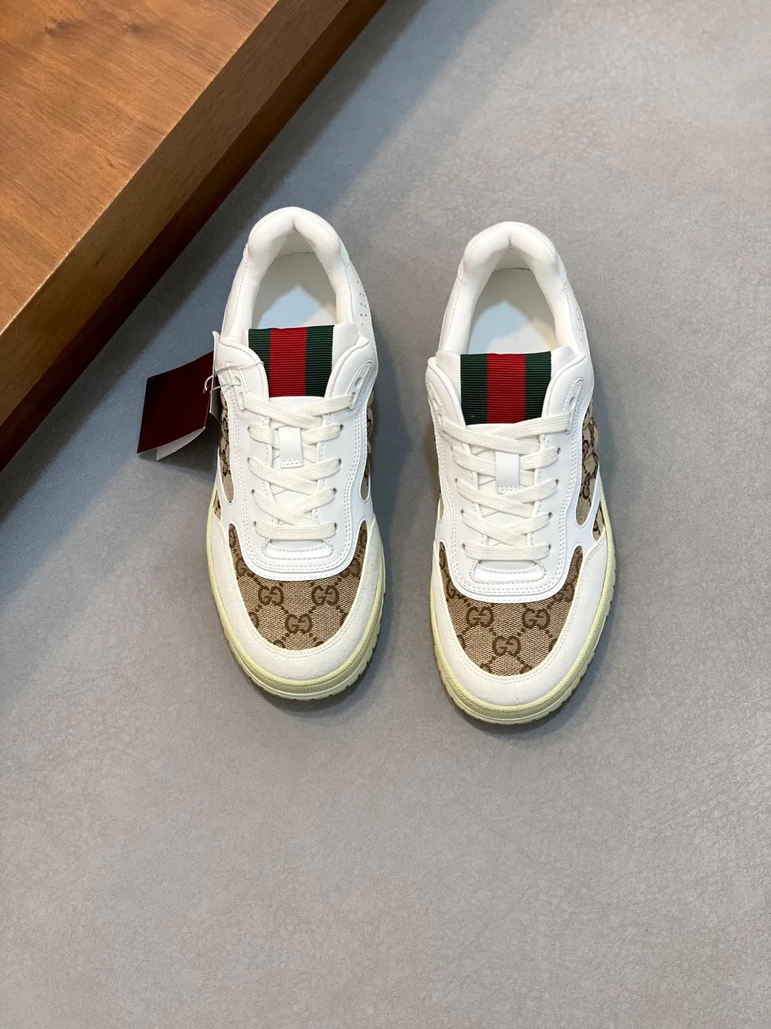 Men's Shoes 💰660 𝐆𝐮𝐜𝐜𝐢 𝐑𝐞-𝐖𝐞𝐛 As the first sneaker created by Sabato De Sarno for Gucci, the Re-Web series reinterprets the brand's classic stripes and sets off the modern silhouette design with bold and unique details. These shoes are crafted from white leather. This new sneaker is ingeniously decorated with many of the brand's classic details, and is equipped with a bright red and green webbing tongue, which will make people fall in love at first sight. White leather treated with a special process for softness and luster, with an embossed grainy texture. Script Gucci logo and interlocking G web label with Interlocking G and script Gucci logo. Rubber outsole with interlocking G detail eyelets. Web tongue. Size: 39-44 (customized for sizes 38 and 45)